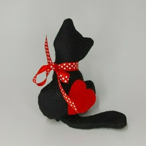 Χειροποίητη μαύρη γατούλα με καρδιά - ύφασμα, καρδιά, γατούλα, διακοσμητικά, αγ. βαλεντίνου - 2