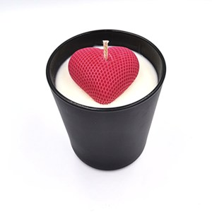Χειροποίητο κερί σόγιας σε μαύρο ματ δοχείο, διακοσμημένο με ανάγλυφη ροζ ή κόκκινη καρδιά από κερί, σε άρωμα της επιλογής σας . 220γρ. - αρωματικά κεριά, soy candles - 2