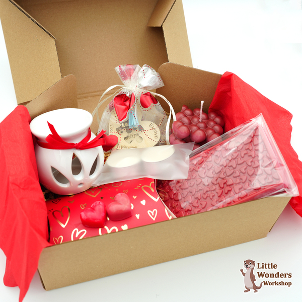 Happy Valentine's Box - Σετ Χειροποίητων Φυτικών Αρωματικών Κεριών & Wax Melts από κερί Σόγιας με Καυστήρα & Ξύλινο Προσωποποιημένο Μπρελόκ για τη Γιορτή του Αγ. Βαλεντίνου - κερί, κερί σόγιας, σετ δώρου - 2