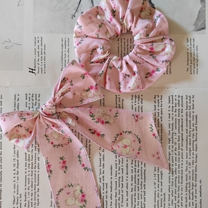 Χειροποίητο Υφασμάτινο Λαστιχάκι Μαλλιών Scrunchie Ροζ Με Λουλουδάκια 1τμχ Medium size - ύφασμα, ιδεά για δώρο, μαμά και κόρη, λαστιχάκια μαλλιών, 100% βαμβακερό - 4