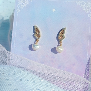 Fairies & Sea Pearls | Σκουλαρίκια φτερά πεταλούδας με κρεμαστό μαργαριτάρι, ασήμι 925 επιχρυσωμένο (18Κ) - επιχρυσωμένα, ασήμι 925, πεταλούδα, κρεμαστά, πέρλες - 4