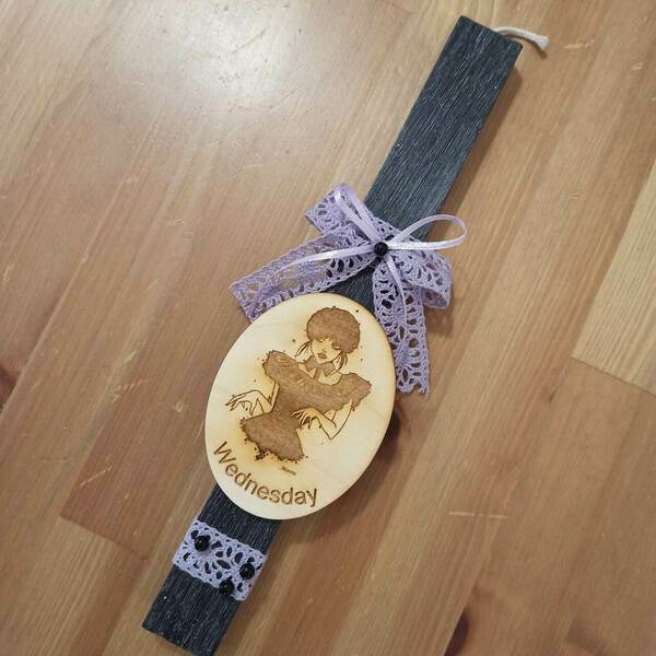 λαμπάδα wednesday με ξύλινο μαγνητάκι , 30 cm , αρωματική - κορίτσι, λαμπάδες, για παιδιά, για εφήβους - 2