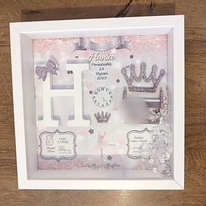 Καδράκι με στοιχεία γέννησης με γκρι ροζ γκλιτερ φόντο 27 x 27cm με βάθος 7cm για Κορίτσι με μονόγραμμα θέμα μπαλαρίνα ,αστεράκια και πεταλουδες ασημί φιογκάκι κορώνες σε ασημί - κορίτσι, δώρο γέννησης, 3d κάδρο, ενθύμια γέννησης - 4