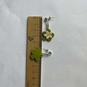 Σκουλαρίκια Καρφωτα Γυναικεία Χειροποίητα απο πολυμερικο πηλο με πρασινα λουλουδια και αλυσιδα . Μηκος 4 εκ.. - πηλός, λουλούδι, καρφωτά, μικρά, φθηνά - 3