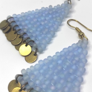 Σκουλαρίκια με γαλάζιες frosted χάντρες & φλουράκια. - επιχρυσωμένα, ορείχαλκος, χάντρες, boho, κρεμαστά