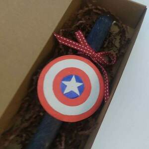 Λαμπάδα γκρι 40cm με ξυλινο στοιχείο ζωγγραφισμενο στο χερι "Captain America" - λαμπάδες, για παιδιά, για ενήλικες, για εφήβους, σούπερ ήρωες - 2
