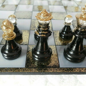 Χειροποίητο σκάκι με εποξική ρητίνη 31 x 31 εκ. (Χρυσό - λευκό γκλιτερ - μαύρο) - 2