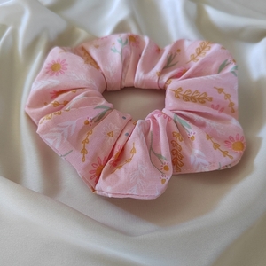 Χειροποιητο υφασμάτινο λαστιχάκι μαλλιών scrunchie κοκαλάκι βαμβακερο σε ροζ χρώμα με λουλούδια medium size 1τμχ - ύφασμα, γυναικεία, λαστιχάκια μαλλιών, ανοιξιάτικα λουλούδια, δώρο γεννεθλίων - 2