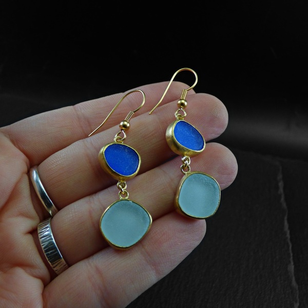"Multi Colour Seaglass earrings" - Xειροποίητα επίχρυσα 18κ ματ σκουλαρίκια με φυσικά γαλάζιο - μπλε γυαλάκια της θάλασσας! - γυαλί, επιχρυσωμένα, κρεμαστά, γάντζος - 2