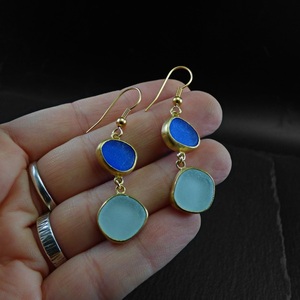 "Multi Colour Seaglass earrings" - Xειροποίητα επίχρυσα 18κ ματ σκουλαρίκια με φυσικά γαλάζιο - μπλε γυαλάκια της θάλασσας! - γυαλί, επιχρυσωμένα, κρεμαστά, γάντζος - 2