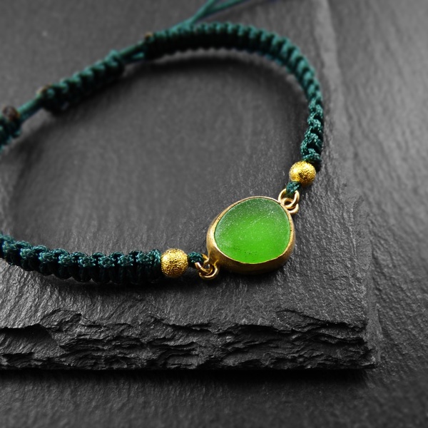 "Green Seaglass bracelet" - Xειροποίητο επίχρυσο 18κ ματ βραχιόλι μακραμε με φυσικό πράσινο γυαλάκι της θάλασσας! - γυαλί, επιχρυσωμένα, μακραμέ, αυξομειούμενα - 2