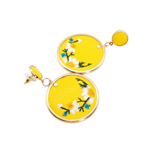 Σκουλαρίκια επιχρυσωμένα με κεντημένα λουλούδια και κίτρινο φόντο - δέρμα, λουλούδι, κρεμαστά, μεγάλα, επιπλατινωμένα - 2