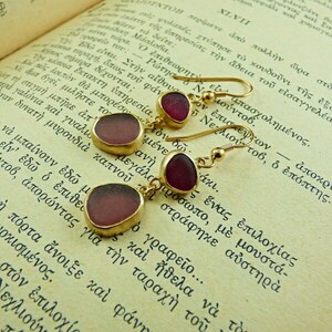 "Multi Colour Seaglass earrings" - Xειροποίητα επίχρυσα 18κ ματ σκουλαρίκια με φυσικά ροζ - κόκκινα γυαλάκια της θάλασσας! - γυαλί, επιχρυσωμένα, κρεμαστά, γάντζος - 3