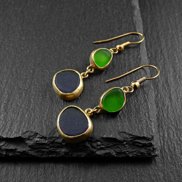 "Multi Colour Seaglass earrings" - Xειροποίητα επίχρυσα 18κ ματ σκουλαρίκια με φυσικά πράσινα - μωβ γυαλάκια της θάλασσας! - γυαλί, επιχρυσωμένα, κρεμαστά, γάντζος - 3