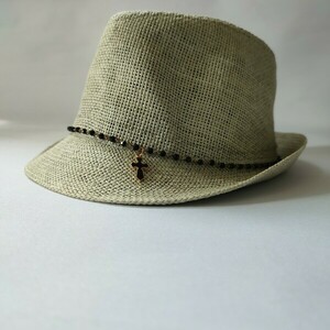 ''CROSS ΑMULET Καπέλο από χαρτί διακοσμημένο με ροζάριο και ατσάλινο charm σταυρός - ύφασμα, ψάθινα - 2
