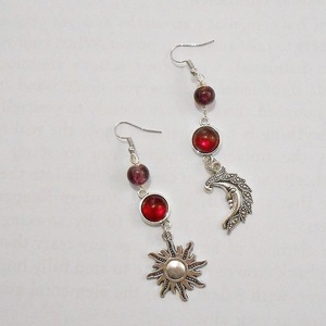 Σκουλαρίκια με μεταλλικά στοιχεία, charms και χάντρες Sun and Moon Mismatched earrings - φεγγάρι, ήλιος, χάντρες, ατσάλι, κρεμαστά