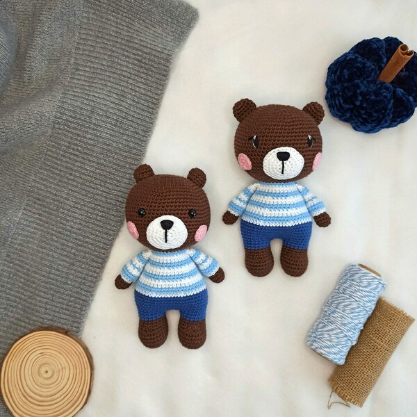 Πλεκτό αρκουδάκι με γαλάζια ριγέ ρούχα - 19εκ - αγόρι, λούτρινα, δώρο γέννησης, ζωάκια, δώρο γεννεθλίων - 5