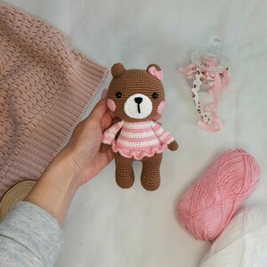 Πλεκτό αρκουδάκι με ροζ ριγέ φόρεμα - 19εκ - κορίτσι, λούτρινα, αρκουδάκι, δώρο γέννησης, ζωάκια - 2