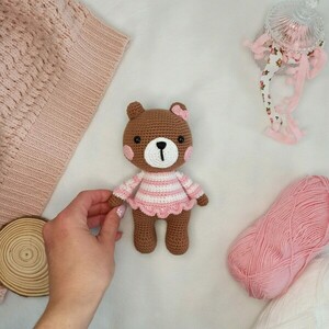 Πλεκτό αρκουδάκι με ροζ ριγέ φόρεμα - 19εκ - κορίτσι, λούτρινα, αρκουδάκι, δώρο γέννησης, ζωάκια - 4
