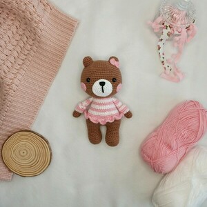 Πλεκτό αρκουδάκι με ροζ ριγέ φόρεμα - 19εκ - κορίτσι, λούτρινα, αρκουδάκι, δώρο γέννησης, ζωάκια - 5