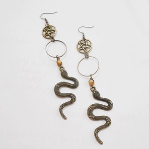 Σκουλαρίκια φίδι με charms και μεταλλικά στοιχεία, κρεμαστά Snake earrings - χάντρες, μπρούντζος, μεταλλικά στοιχεία, κρεμαστά, γάντζος