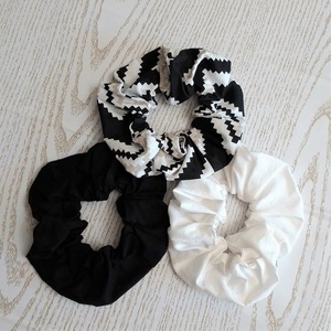 3 τεμάχια scrunchies Νο M βαμβακερά, ριγέ, λευκό και μαύρο. - ύφασμα, σετ δώρου, δώρα για γυναίκες, λαστιχάκια μαλλιών - 3