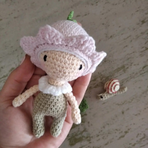 Τοσοδούλα πλεκτή κουκλίτσα με καπέλο λουλούδι ροζ(12cm) - λούτρινα, ανοιξιάτικα λουλούδια, πλεχτή κούκλα - 4