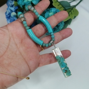 Χειροποίητο κολιέ με resin pendent, crystal beads, turquoise beads and acrylic beads. - γυαλί, κοντά, λουλούδι, μενταγιόν - 2