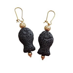 Σκουλαρίκια χειροποίητα με κρεμαστά μαύρα ψαράκια από λάβα και ημιπολύτιμες πέτρες - ημιπολύτιμες πέτρες, ψάρι, κρεμαστά, γάντζος