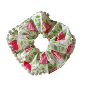 Χειροποιητο υφασμάτινο λαστιχάκι μαλλιών scrunchie με φράουλες και κρόσσια 1τμχ medium sizel - ύφασμα, boho, λαστιχάκια μαλλιών, δώρο γεννεθλίων