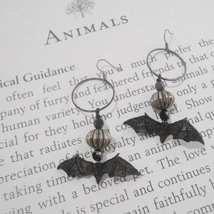 Σκουλαρίκι νυχτερίδα με μεταλλικά στοιχεία, χάντρες, κρεμαστά Bloody Bat Earrings - γυαλί, χάντρες, μεταλλικά στοιχεία, κρεμαστά, γάντζος - 3