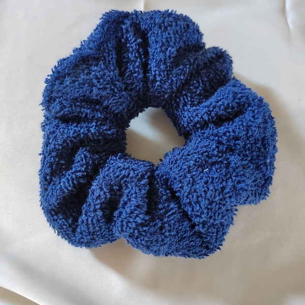 Χειροποίητο scrunchie λαστιχάκι μαλλιών πετσετέ μπλε σκούρο 1τμχ medium size - ύφασμα, απαραίτητα καλοκαιρινά αξεσουάρ, λαστιχάκια μαλλιών - 2
