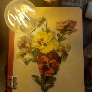 Χειροποίητο φωτιστικό βιβλίο με λουλούδια - πορτατίφ