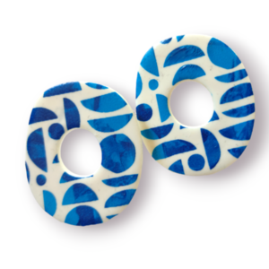 Statement καρφωτά σκουλαρίκια από πολυμερικό πηλό, με καλοκαιρινό pattern σε λευκό και μπλε και οργανικό κυκλικό σχήμα - μοντέρνο, πηλός, καρφάκι