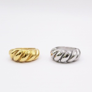 Δαχτυλίδι ατσάλινο σε χρυσό η ασημί χρώμα σε σχέδιο που μοιάζει με κρουασάν. Νο 17 18 19 - γεωμετρικά σχέδια, ατσάλι, σταθερά, μεγάλα