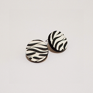 Zebra Wylie | Μικρά ξύλινα καρφωτά σκουλαρίκια με εκτύπωση. - ξύλο, καρφωτά, μικρά, καρφάκι, φθηνά - 2