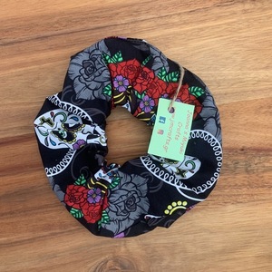 Scrunchie XL Frida - ύφασμα, για τα μαλλιά, frida kahlo, δώρα για γυναίκες, λαστιχάκια μαλλιών - 2