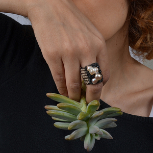 ATHINA MAILI - Υφαντό φαρδύ δαχτυλίδι με μεταλλικά νήματα και μαργαριτάρια baroque - κεντητά, μαργαριτάρι, χειροποίητα, boho - 3