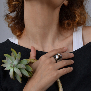 ATHINA MAILI - Υφαντό φαρδύ δαχτυλίδι με μεταλλικά νήματα και μαργαριτάρια baroque - κεντητά, μαργαριτάρι, χειροποίητα, boho - 5
