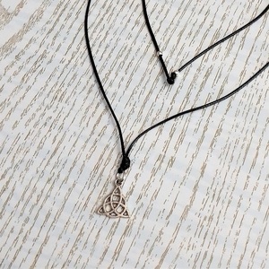 Cord necklace μαύρο με το κέλτικο σύμβολο Triquetra, 33εκ. - ορείχαλκος, minimal, κοντά, boho - 4