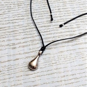 Cord necklace μαύρο με vintage μεταλλική σταγόνα, 34εκ. - ορείχαλκος, σταγόνα, minimal, κοντά, boho - 4