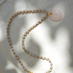 Μενταγιόν με γυάλινη πέτρα ροζ με λευκά νερά - γυαλί, χάντρες, ατσάλι, μενταγιόν - 3