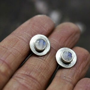 Ασημένια σκουλαρίκια κύκλοι με φεγγαρόπετρα - ασήμι 925, καρφωτά, μικρά, νυφικά, καρφάκι