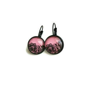Σκουλαρίκια με γυάλινο στοιχείο, black lace in pink - δαντέλα, γυαλί, ορείχαλκος, κρεμαστά