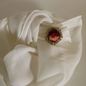 Γυναικείο χειροποίητο αυξομειούμενο δαχτυλίδι vintage σε μπρονζέ αντικέ με αποξηραμένα πέταλα από τριαντάφυλλα και υγρό γυαλί - vintage, γυαλί, χειροποίητα, αυξομειούμενα - 4