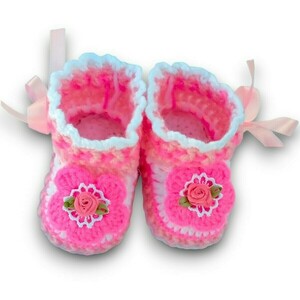 Πλεκτά ροζ-λευκό-φούξια παπουτσάκια για κορίτσια/ παπούτσια για μωρά με λουλούδια/ Crochet white-pink booties for girls - κορίτσι, δώρο για νεογέννητο, δωμάτιο παιδιών, βρεφικά ρούχα