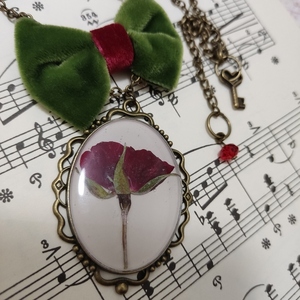 Μενταγιόν "blooming bow in green" ΙΙΙ - γυαλί, μακριά, λουλούδι, μπρούντζος, μενταγιόν - 2