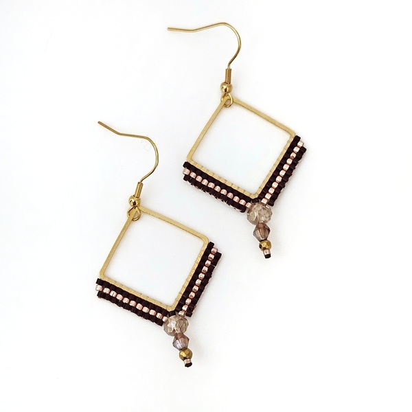 Χρυσά τετράγωνα σκουλαρίκια με γυάλινες χάντρες - γυαλί, επιχρυσωμένα, minimal, κρεμαστά