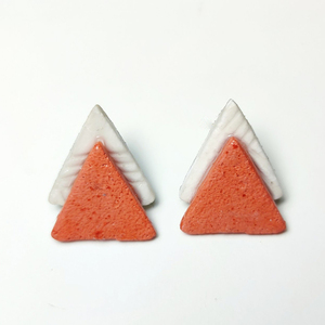 Short earring with white and terrecotta triangle/ Κοντό σκουλαρίκι με λευκό και terracotta τρίγωνο απο πηλό - ασήμι, πηλός, καρφωτά, μικρά, καρφάκι