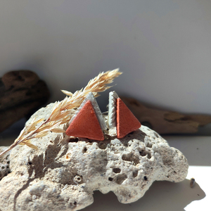 Short earring with white and terrecotta triangle/ Κοντό σκουλαρίκι με λευκό και terracotta τρίγωνο απο πηλό - ασήμι, πηλός, καρφωτά, μικρά, καρφάκι - 3